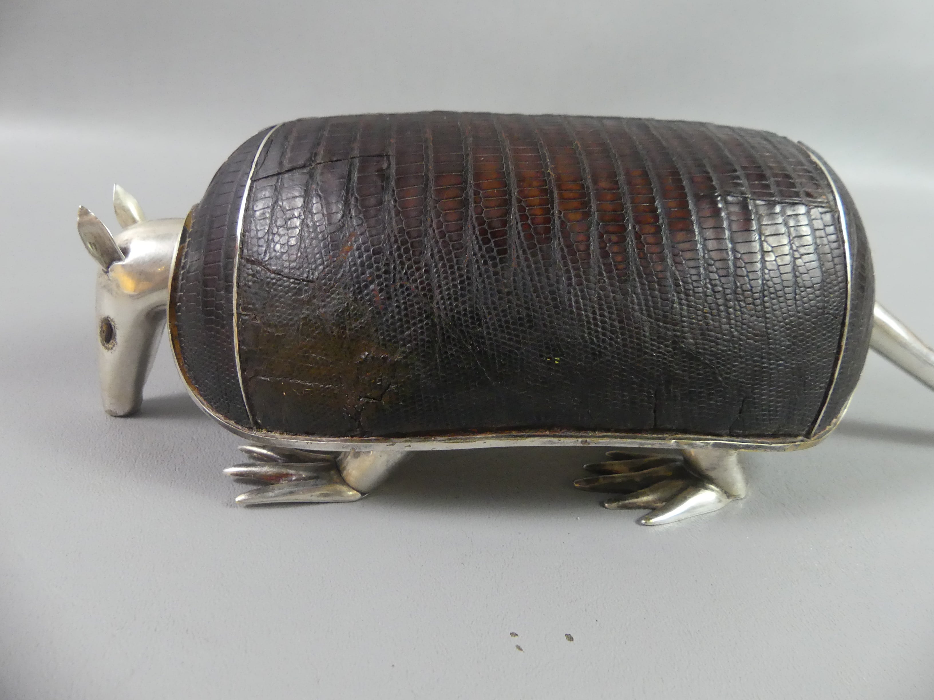 Los Castillo Armadillo-Form Box
