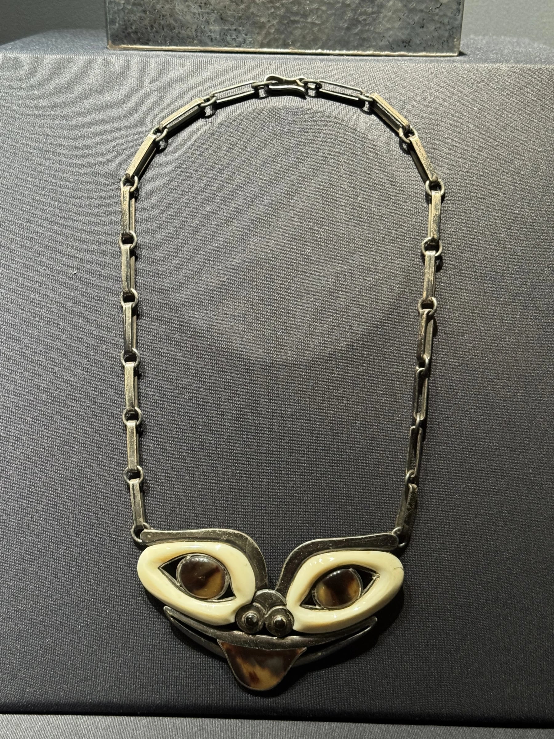 Collar máscara Alaska (Alaska mask necklace)