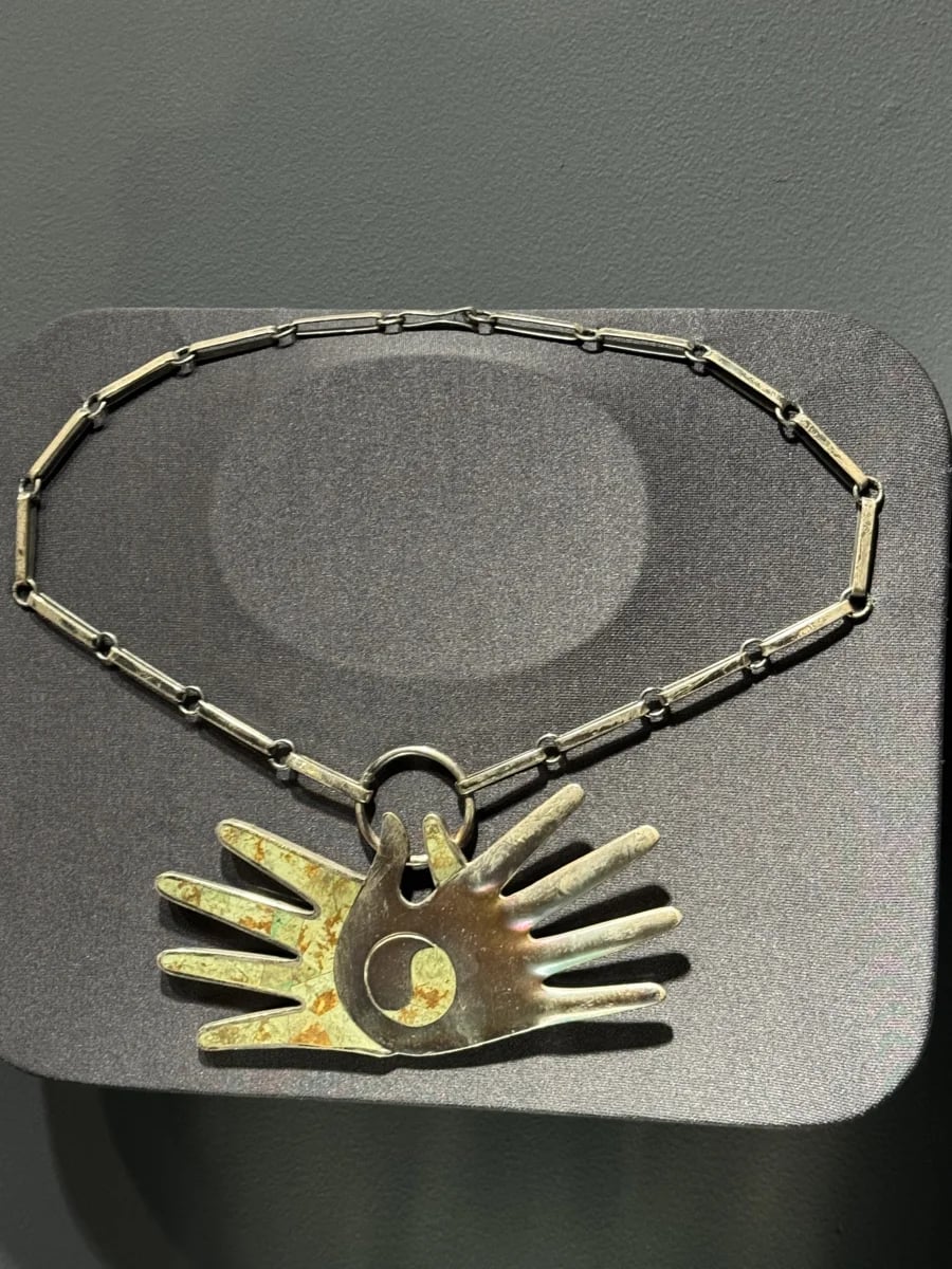 Collar manos (hands necklace)