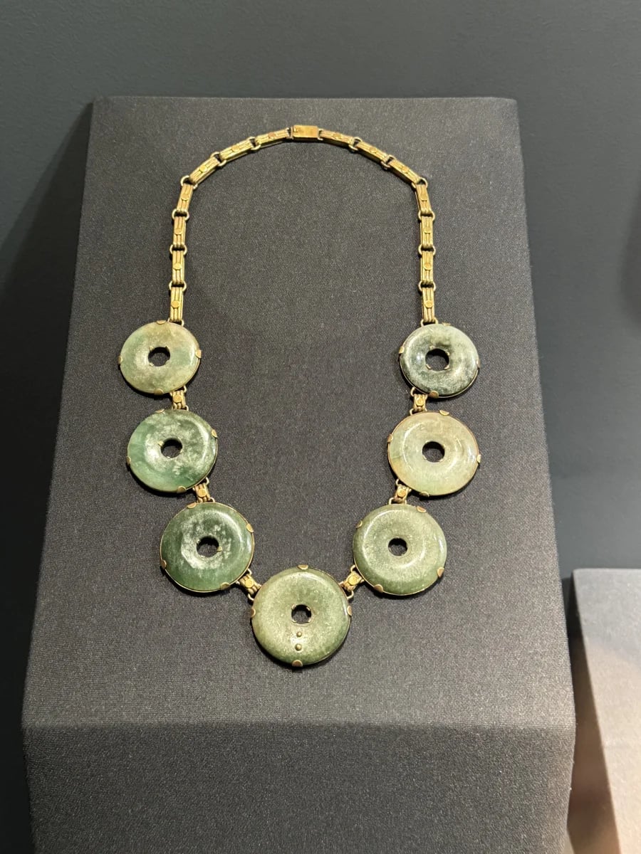 Collar (gold and jade disc necklace)