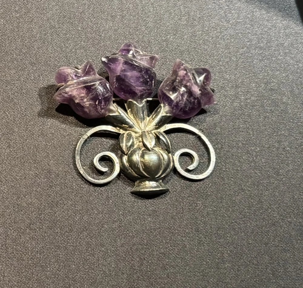 Broche florero (flower-vase brooch)