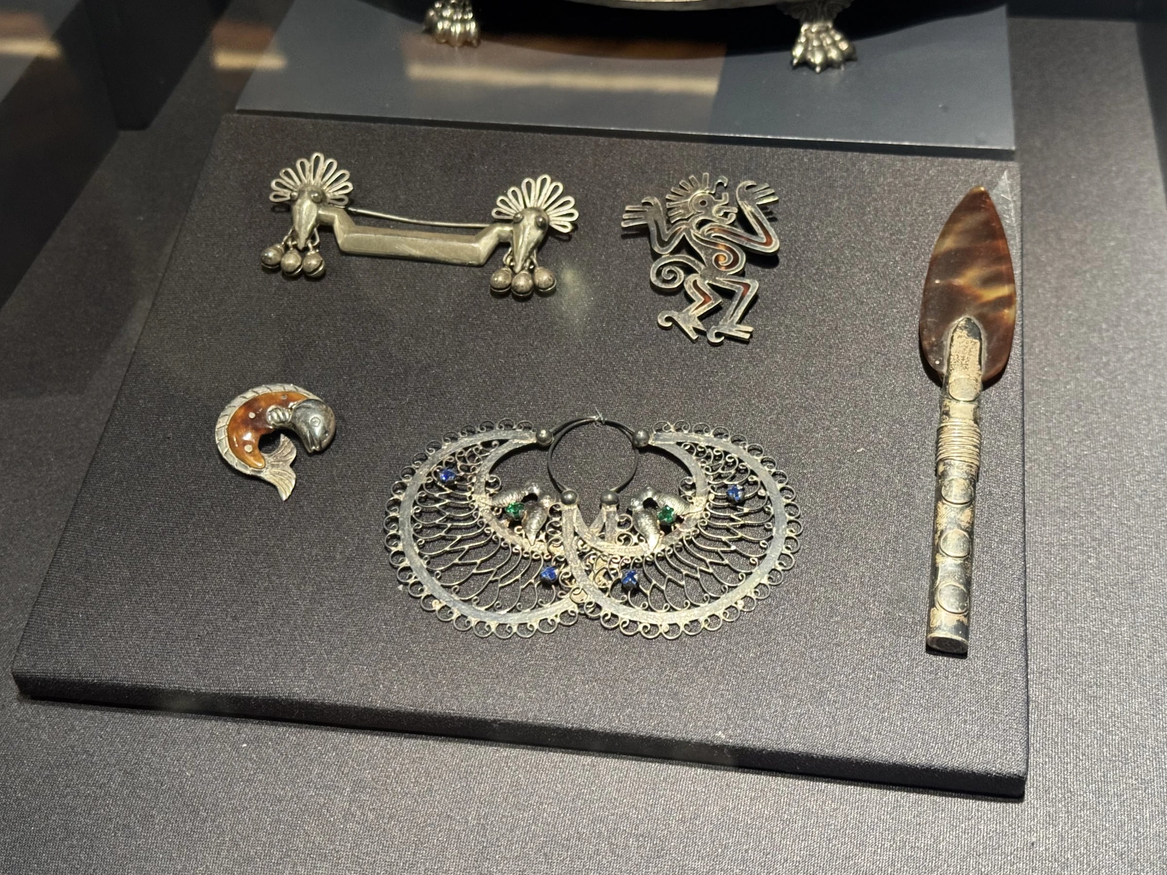 Jewelry group: double-bird pin, monkey brooch, fish brooch, filigree hoop earrings, tortoiseshell blade