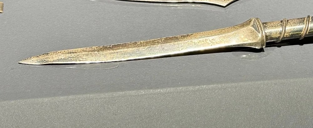 Abrecartas daga (dagger letter opener)